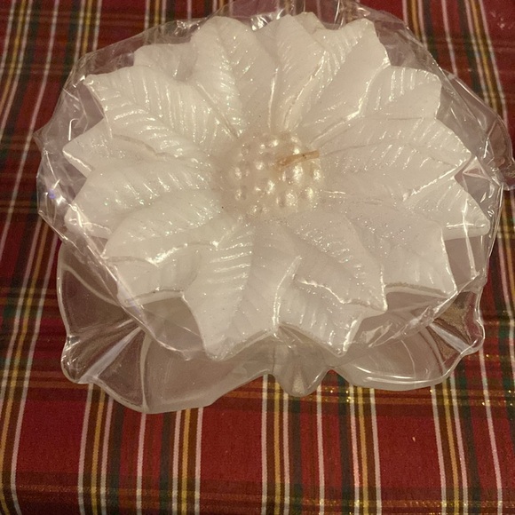 New white poinsettia candle - Picture 7 of 7